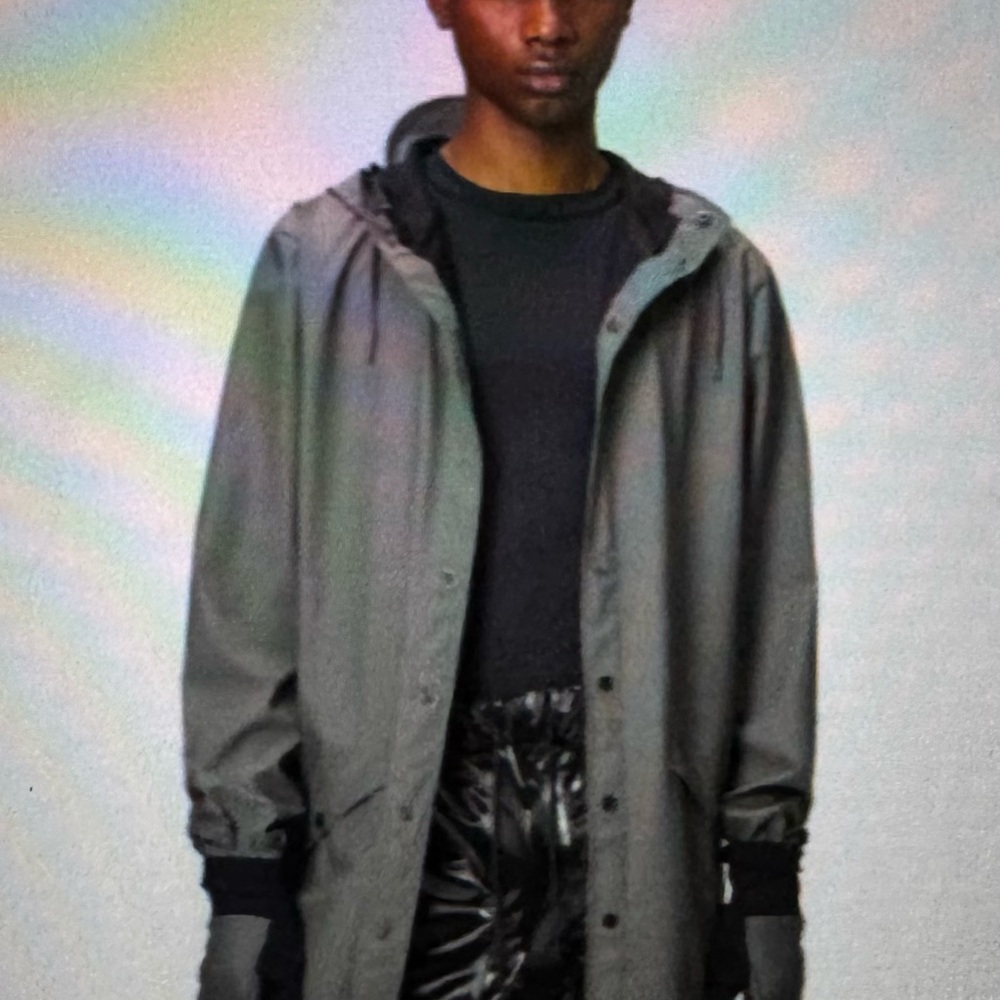 Rains brand unisex rain coat. Inside pockets.hooded and brand new with tags